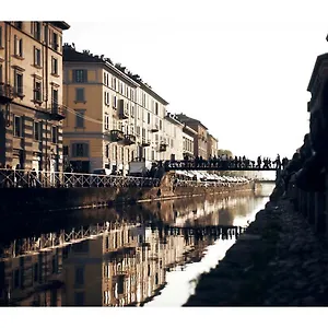 Taking A Walk In The Beating Heart Of Navigli , Milan Italie